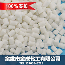 克罗地亚球迷向场内投掷杂物